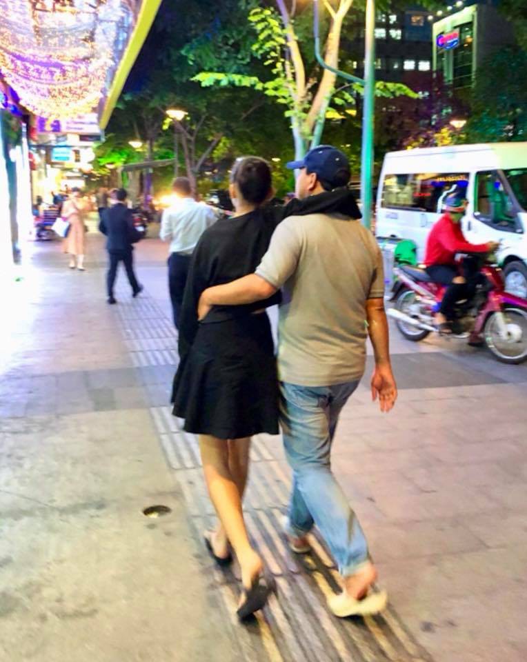 MC Quyền Linh khoe bộ sưu tập dép tổ ong đủ màu ngày nào cũng mang dù sống trong biệt thự triệu đô