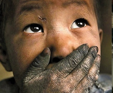 Đi làm để bà nội chăm cháu, mẹ trẻ về kêu trời vì thấy con bẩn thỉu, ăn uống linh tinh, hội chị em người xót người mắng mỏ