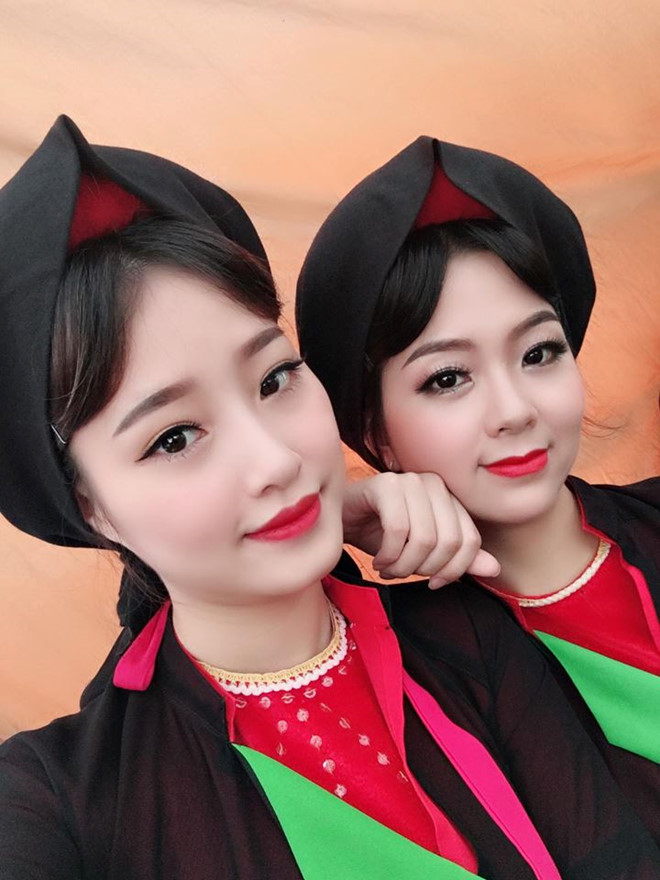 Dàn thiếu nữ được khen xinh đẹp khi mặc áo tứ thân, chít khăn mỏ quạ Dàn thiếu nữ được khen xinh đẹp khi mặc áo tứ thân, chít khăn mỏ quạ