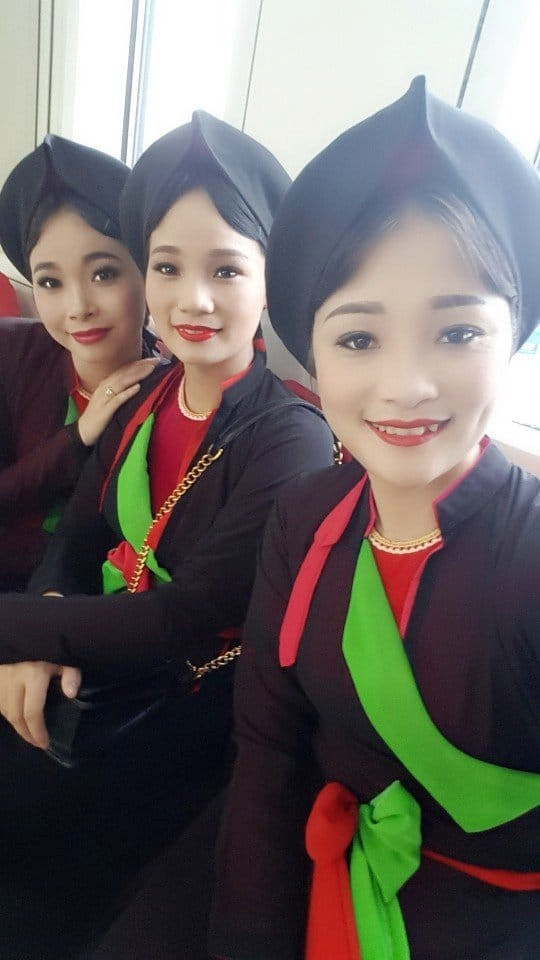 Dàn thiếu nữ được khen xinh đẹp khi mặc áo tứ thân, chít khăn mỏ quạ