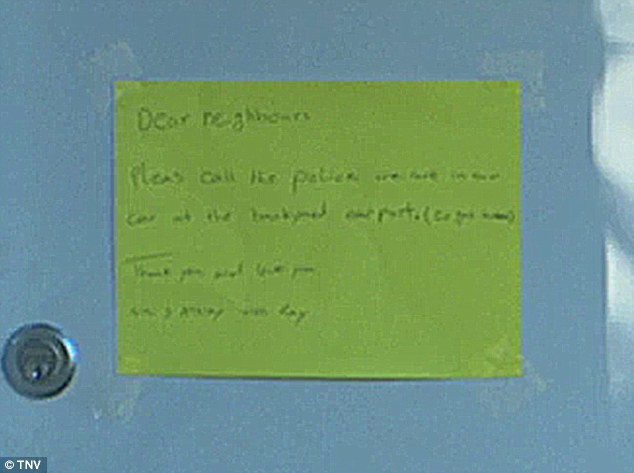 Sang thăm nhà bạn, người hàng xóm phát hiện tờ giấy nhắn lạnh sống lưng trên cửa trước và hai mẹ con đã chết trong chiếc xe đỗ ở sân sau