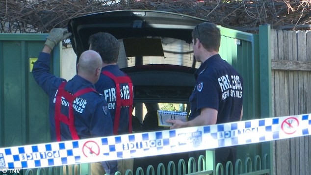 Sang thăm nhà bạn, người hàng xóm phát hiện tờ giấy nhắn lạnh sống lưng trên cửa trước và hai mẹ con đã chết trong chiếc xe đỗ ở sân sau