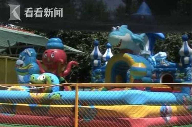 Trung Quốc: 2 cậu bé bị nhốt và đánh đập tàn bạo vì lẻn vào công viên chơi mà không mua vé