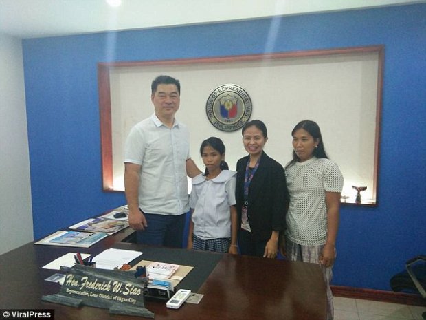 Bé gái 14 năm sống chung với 2 cánh tay thừa lủng lẳng trên ngực và bụng