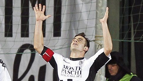 Cảnh báo mafia gài bẫy cầu thủ, trọng tài để bán độ ở bóng đá châu Âu