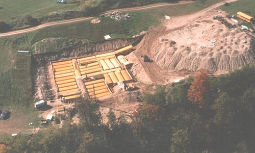 Cụ ông Canada chôn 42 xe buýt làm hầm trú ẩn hạt nhân