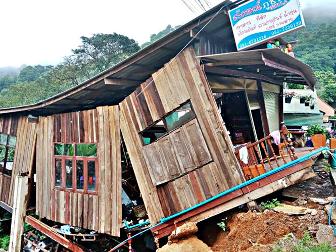 Di tản dân gần hang động Tham Luang Nang Non vì mưa lũ