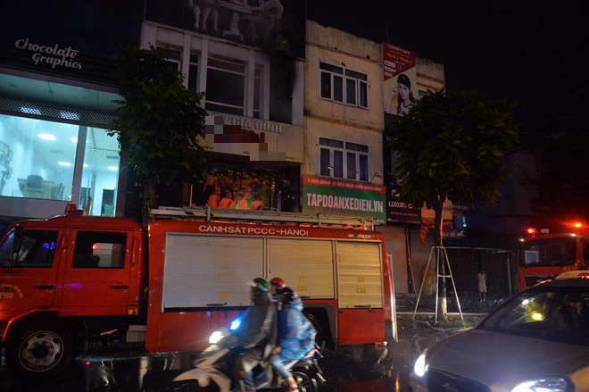 Hà Nội: Cháy ảnh viện áo cưới tại Xã Đàn, nhiều người dân hiếu kỳ dựng xe dưới lòng đường đứng hóng bất chấp mưa to