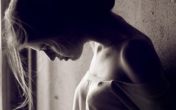 Lỡ để mẹ chồng nhìn thấy chồng đang ngâm chân cho vợ sắp sinh, cả hai chúng tôi bị bà mắng té tát