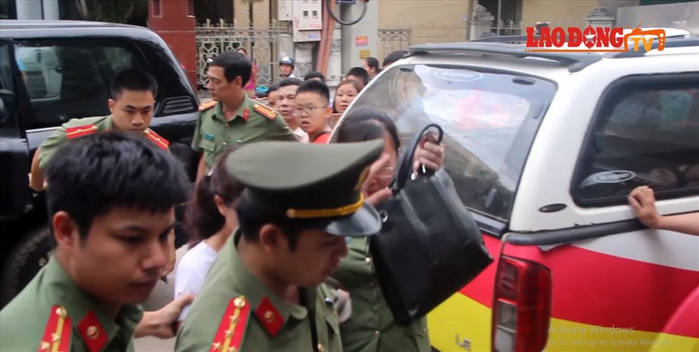 (Video) Cận cảnh khám nhà cán bộ Sở GDĐT vụ sửa bài, nâng điểm thi ở Sơn La