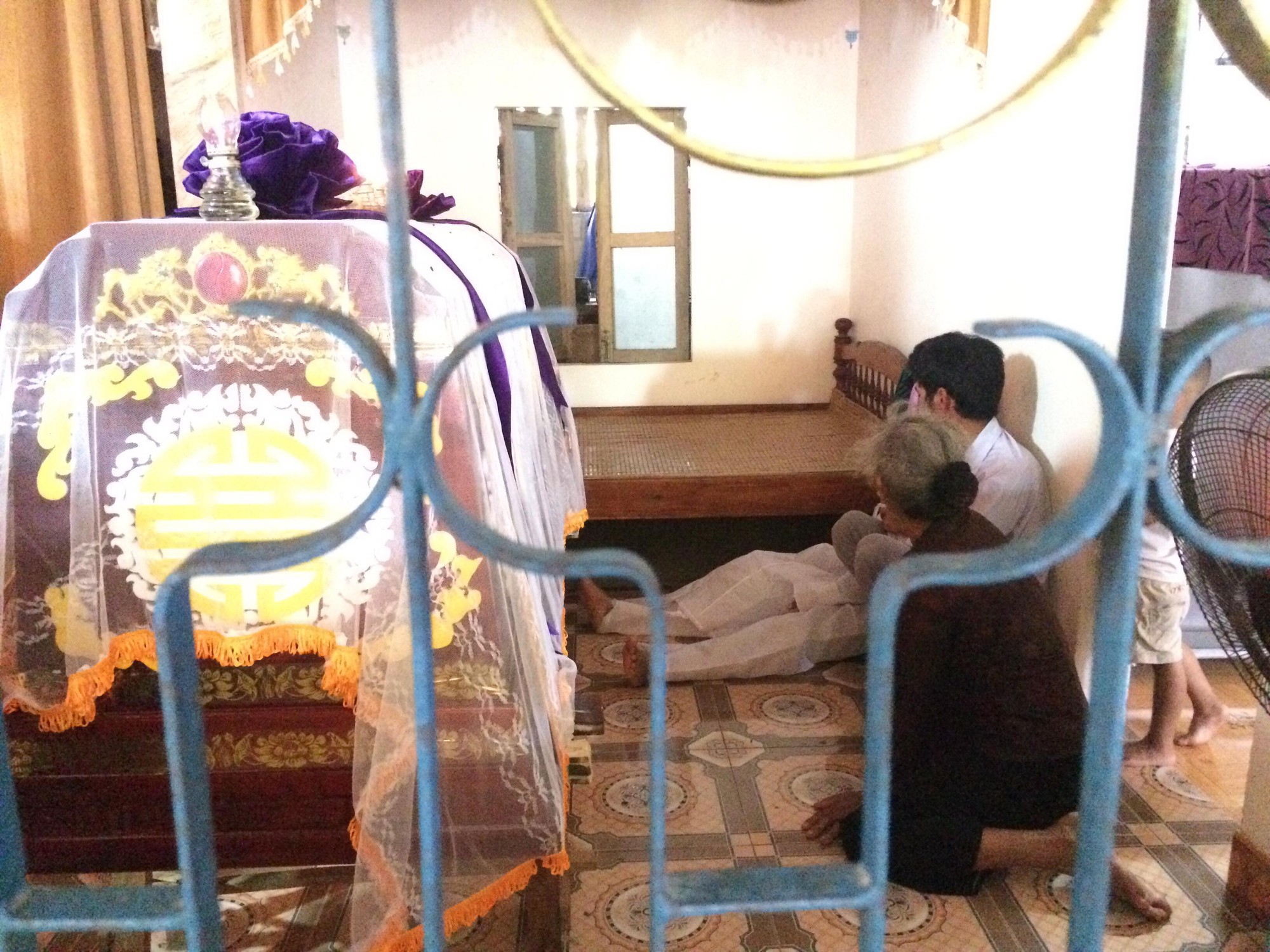 Người thân cắt vội hình cưới để làm di ảnh cho chú rể trong vụ tai nạn 13 người chết