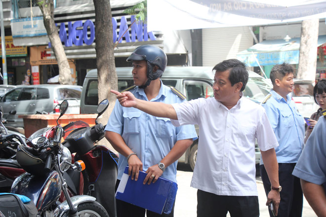 Ông Đoàn Ngọc Hải tái xuất dẹp loạn vỉa hè, tiểu thương nháo nhào tháo chạy