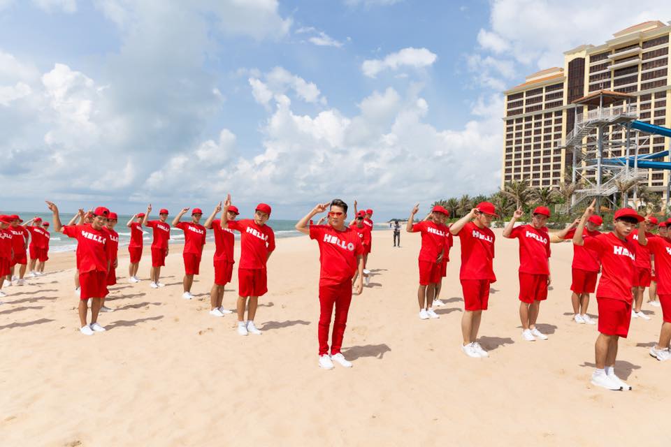 Đàm Vĩnh Hưng nhảy cực sung không thua trai trẻ ở hậu trường MV Hello Đàm Vĩnh Hưng nhảy cực sung không thua trai trẻ ở hậu trường MV Hello
