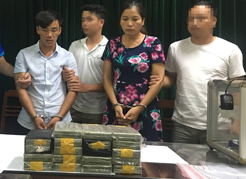 Giấu 19 bánh heroin ở ba đờ sốc xe Santafe