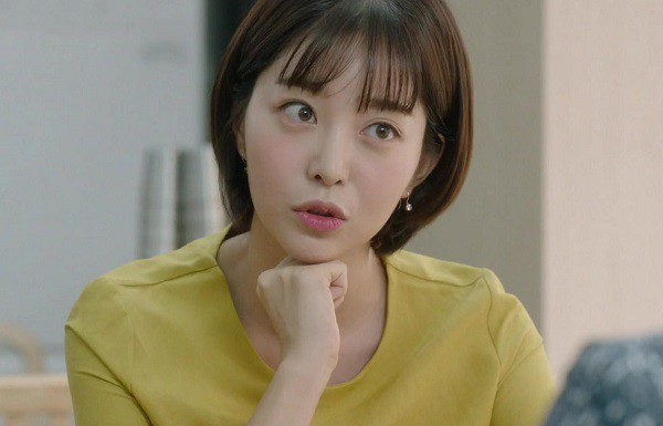 Thấy cô hàng xóm thích mặc đồ ngủ tắm mưa trước mặt chồng, vợ tung ngay đòn phủ đầu khiến cô nàng tái mét mặt