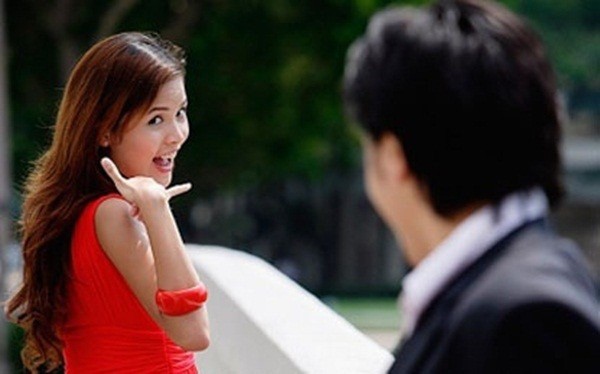 Thấy cô hàng xóm thích mặc đồ ngủ tắm mưa trước mặt chồng, vợ tung ngay đòn phủ đầu khiến cô nàng tái mét mặt