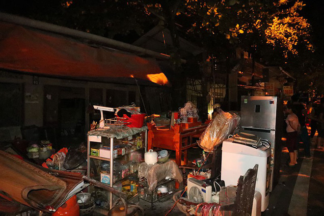 Hòa Bình: Đang ngồi ăn cơm nhà ngoài, quay ra đã thấy nhà trong bị sụt xuống sông