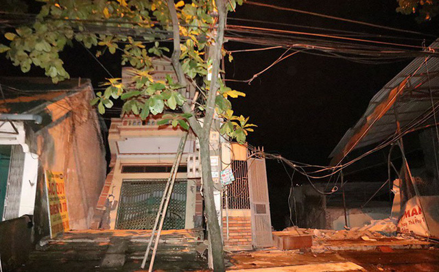 Hòa Bình: Đang ngồi ăn cơm nhà ngoài, quay ra đã thấy nhà trong bị sụt xuống sông