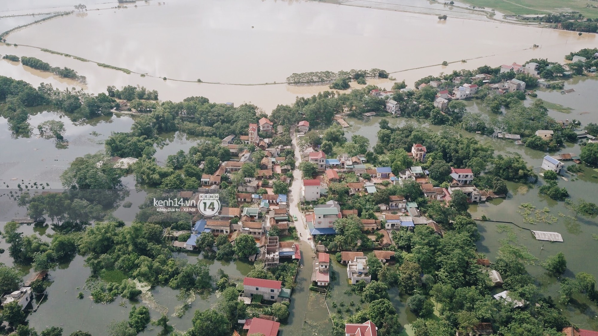 Video: Nước vừa rút lại lên, người già trẻ nhỏ tiếp tục ùa ra đường tỉnh lộ vô tư bơi lội khi phương tiện bị cấm lưu thông