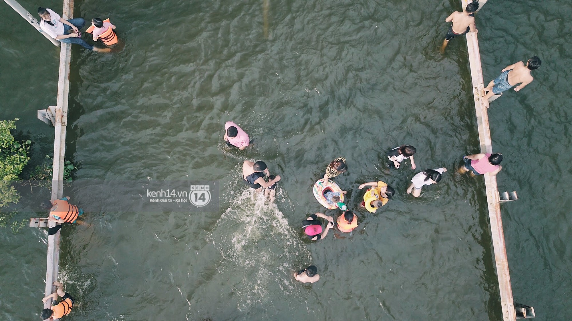 Video: Nước vừa rút lại lên, người già trẻ nhỏ tiếp tục ùa ra đường tỉnh lộ vô tư bơi lội khi phương tiện bị cấm lưu thông