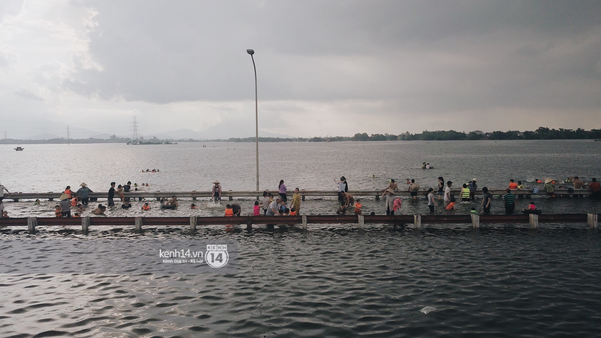 Video: Nước vừa rút lại lên, người già trẻ nhỏ tiếp tục ùa ra đường tỉnh lộ vô tư bơi lội khi phương tiện bị cấm lưu thông