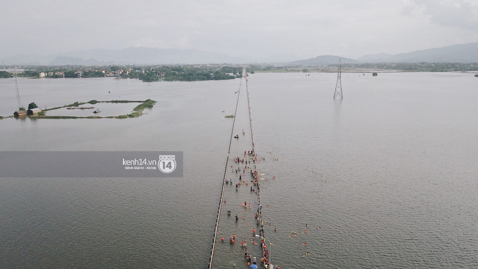 Video: Nước vừa rút lại lên, người già trẻ nhỏ tiếp tục ùa ra đường tỉnh lộ vô tư bơi lội khi phương tiện bị cấm lưu thông