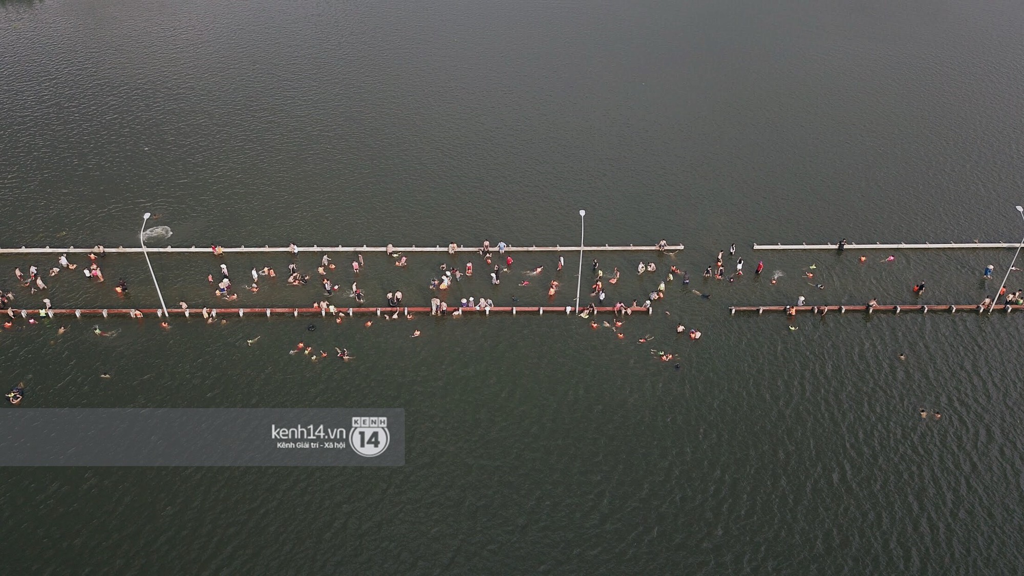 Video: Nước vừa rút lại lên, người già trẻ nhỏ tiếp tục ùa ra đường tỉnh lộ vô tư bơi lội khi phương tiện bị cấm lưu thông