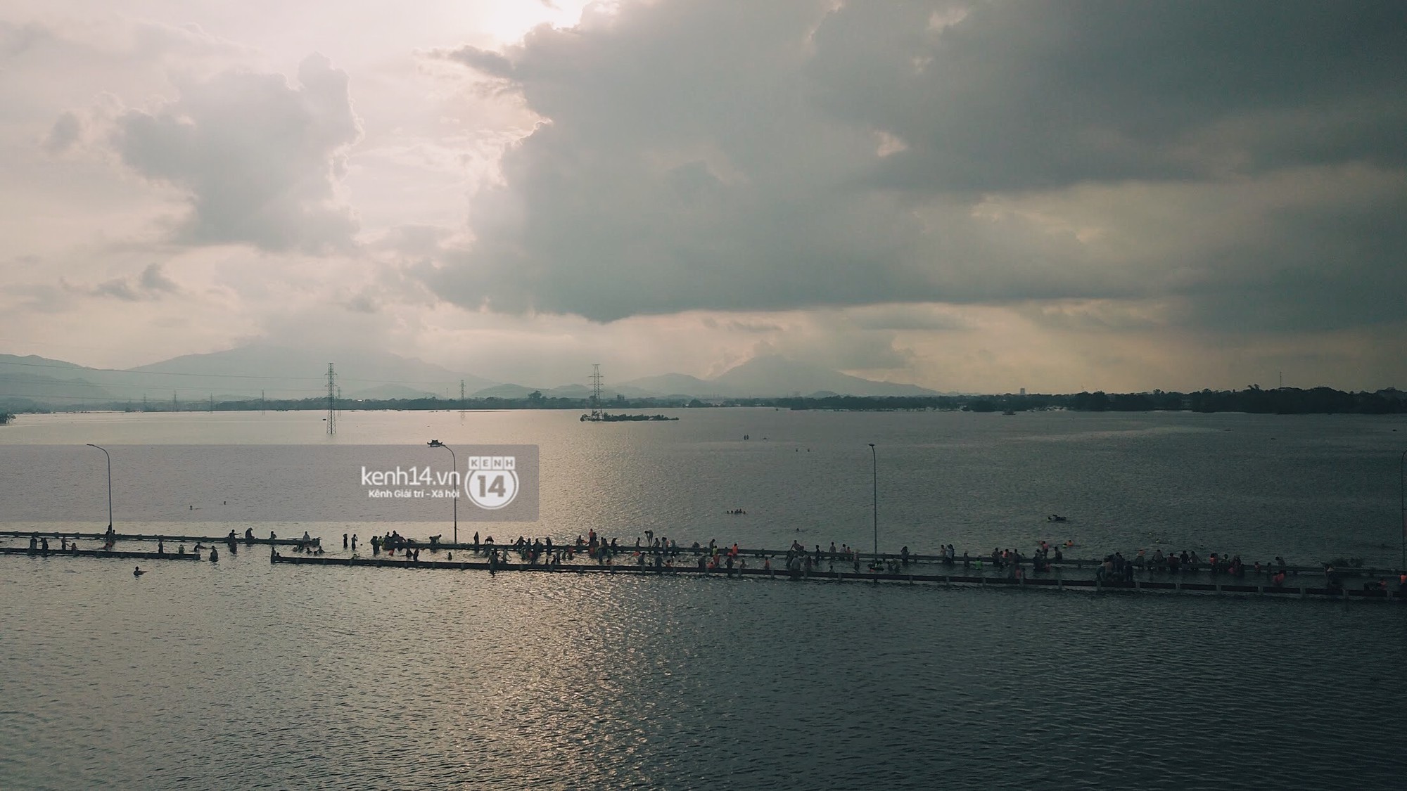 Video: Nước vừa rút lại lên, người già trẻ nhỏ tiếp tục ùa ra đường tỉnh lộ vô tư bơi lội khi phương tiện bị cấm lưu thông