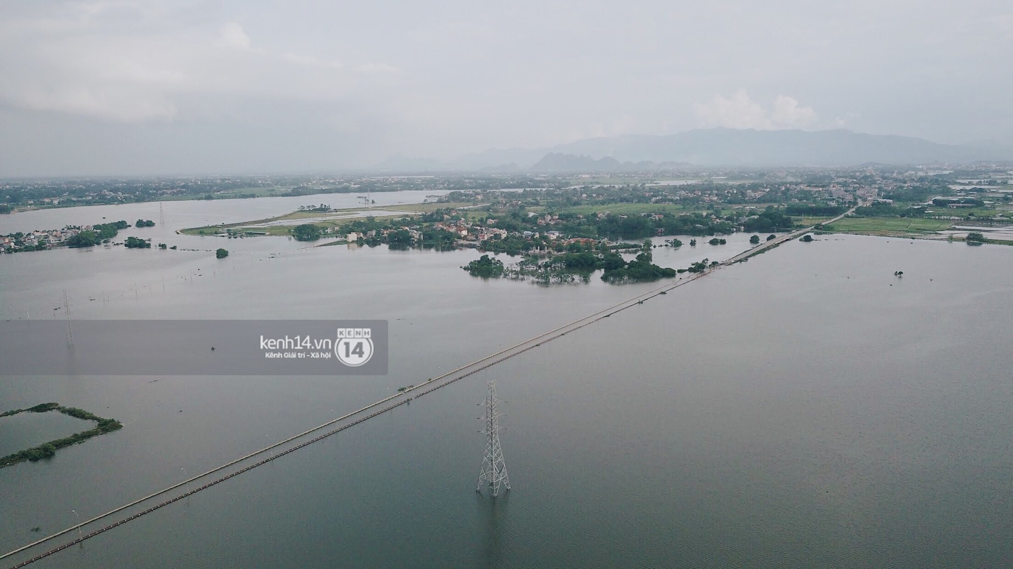 Video: Nước vừa rút lại lên, người già trẻ nhỏ tiếp tục ùa ra đường tỉnh lộ vô tư bơi lội khi phương tiện bị cấm lưu thông