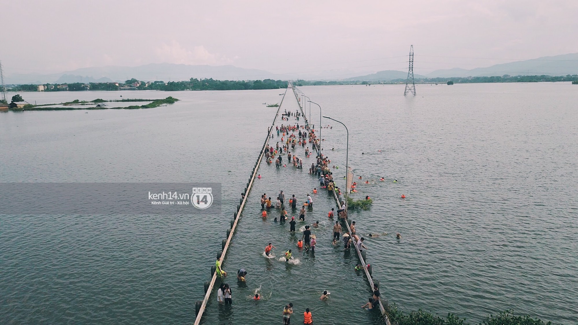 Video: Nước vừa rút lại lên, người già trẻ nhỏ tiếp tục ùa ra đường tỉnh lộ vô tư bơi lội khi phương tiện bị cấm lưu thông