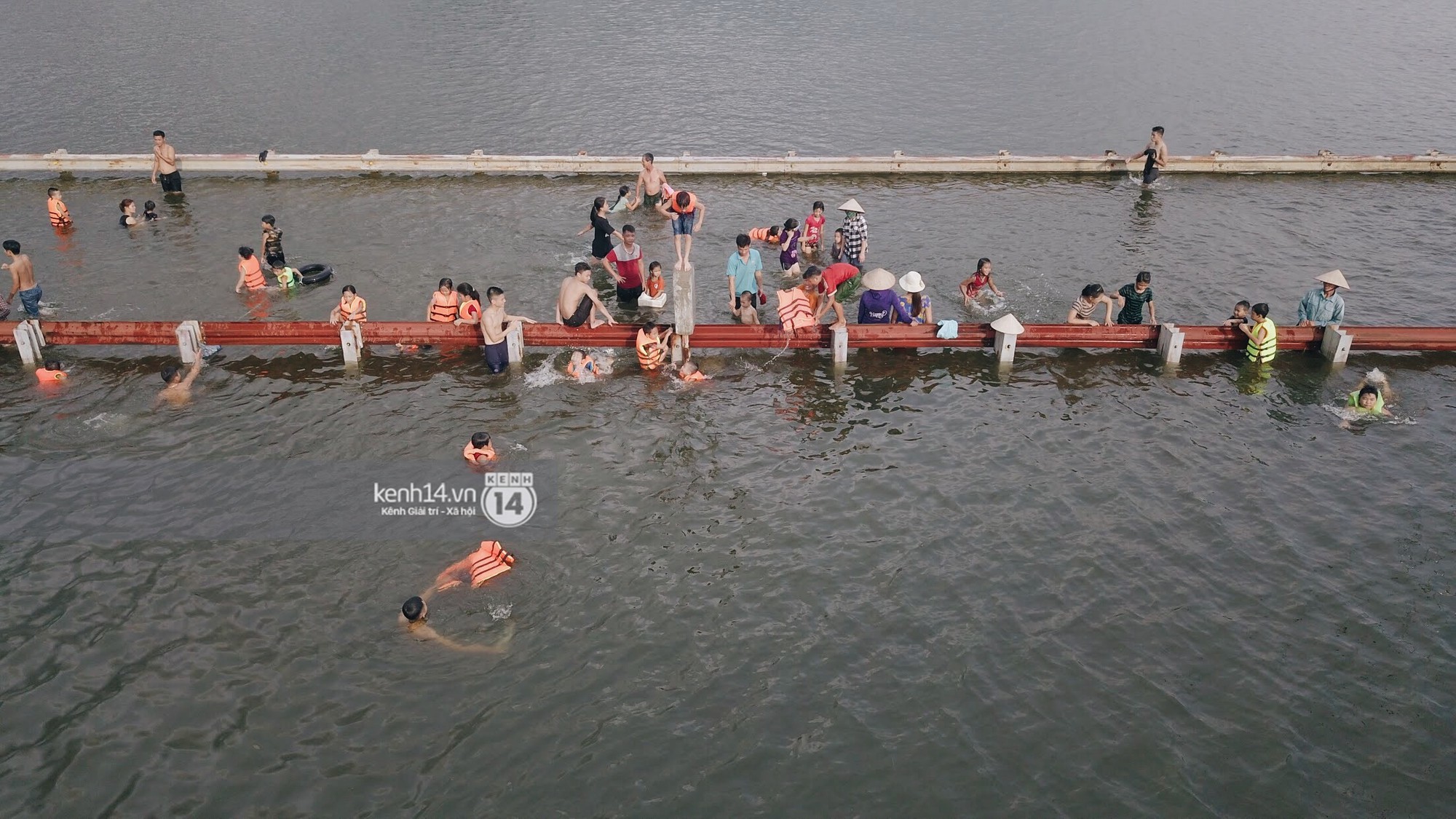 Video: Nước vừa rút lại lên, người già trẻ nhỏ tiếp tục ùa ra đường tỉnh lộ vô tư bơi lội khi phương tiện bị cấm lưu thông