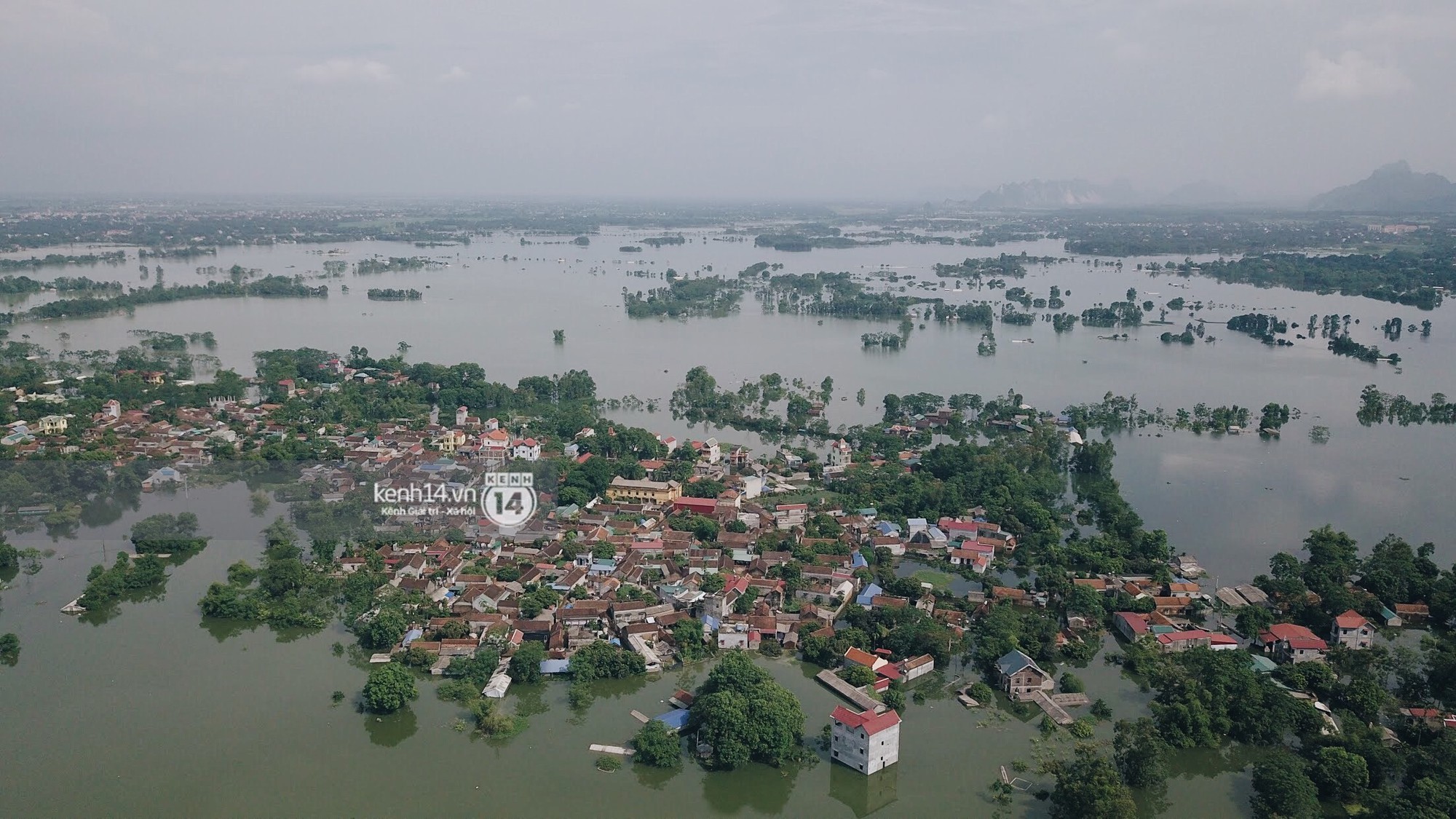 Video: Nước vừa rút lại lên, người già trẻ nhỏ tiếp tục ùa ra đường tỉnh lộ vô tư bơi lội khi phương tiện bị cấm lưu thông