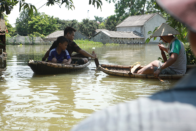 Video: Nước ngập đến cổ, cao ngang mái nhà ở rốn lũ Thủ đô