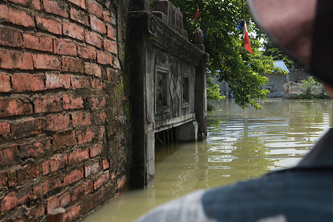 Video: Nước ngập đến cổ, cao ngang mái nhà ở rốn lũ Thủ đô