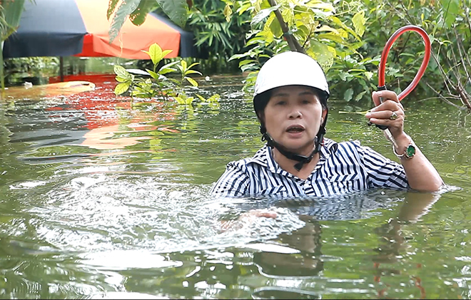 Video: Nước ngập đến cổ, cao ngang mái nhà ở rốn lũ Thủ đô