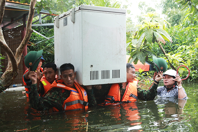 Video: Nước ngập đến cổ, cao ngang mái nhà ở rốn lũ Thủ đô