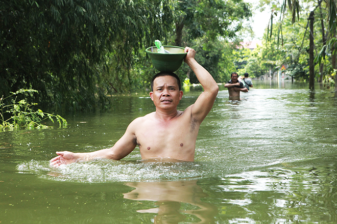 Video: Nước ngập đến cổ, cao ngang mái nhà ở rốn lũ Thủ đô