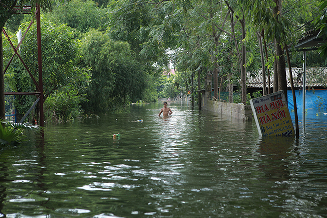 Video: Nước ngập đến cổ, cao ngang mái nhà ở rốn lũ Thủ đô
