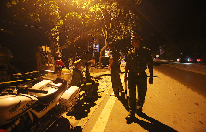 Hàng chục ngôi nhà ở Hòa Bình nguy cơ sụp xuống sông Đà