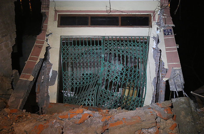 Hàng chục ngôi nhà ở Hòa Bình nguy cơ sụp xuống sông Đà