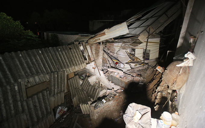 Hàng chục ngôi nhà ở Hòa Bình nguy cơ sụp xuống sông Đà