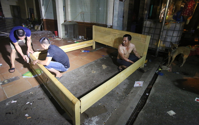 Hàng chục ngôi nhà ở Hòa Bình nguy cơ sụp xuống sông Đà