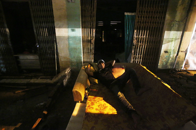 Hàng chục ngôi nhà ở Hòa Bình nguy cơ sụp xuống sông Đà