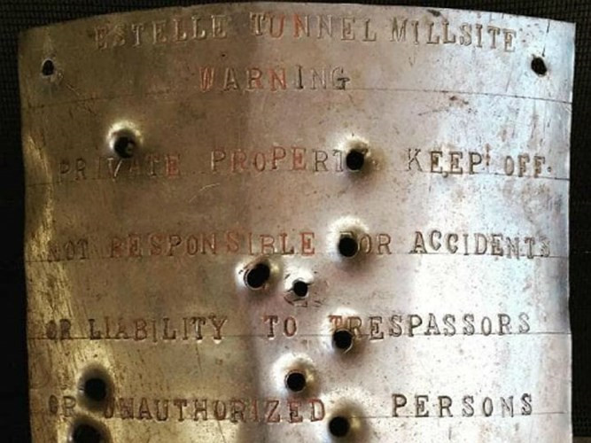 Bên trong thị trấn ma triệu đô ở Thung lũng Chết có gì?