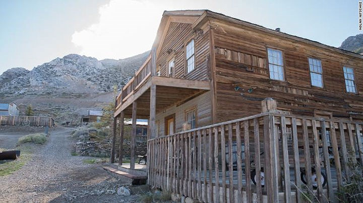 Bên trong thị trấn ma triệu đô ở Thung lũng Chết có gì?