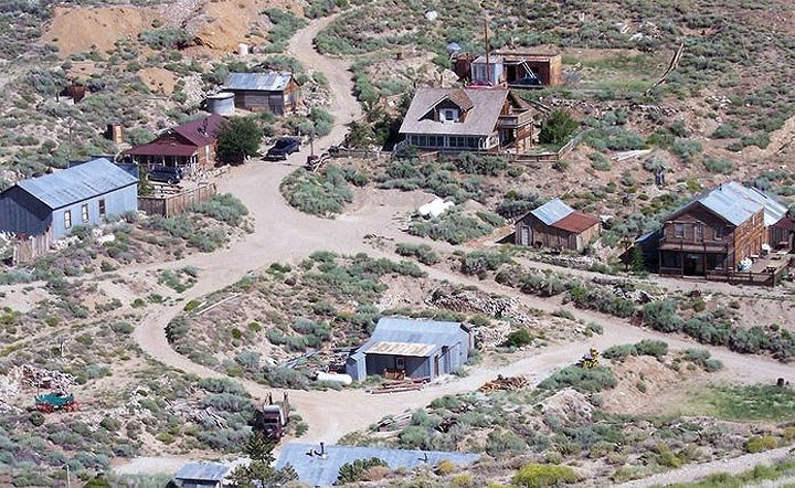 Bên trong thị trấn ma triệu đô ở Thung lũng Chết có gì?