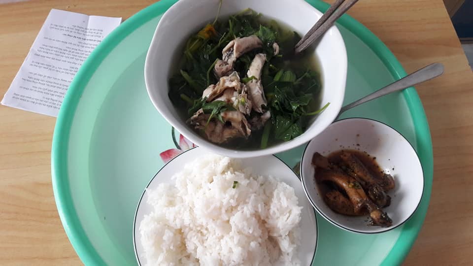 Khoe may mắn vì được mẹ chồng nấu cơm ngon trong kỳ ở cữ, nàng dâu Sài Gòn chẳng ngờ làm nổ ra tranh cãi