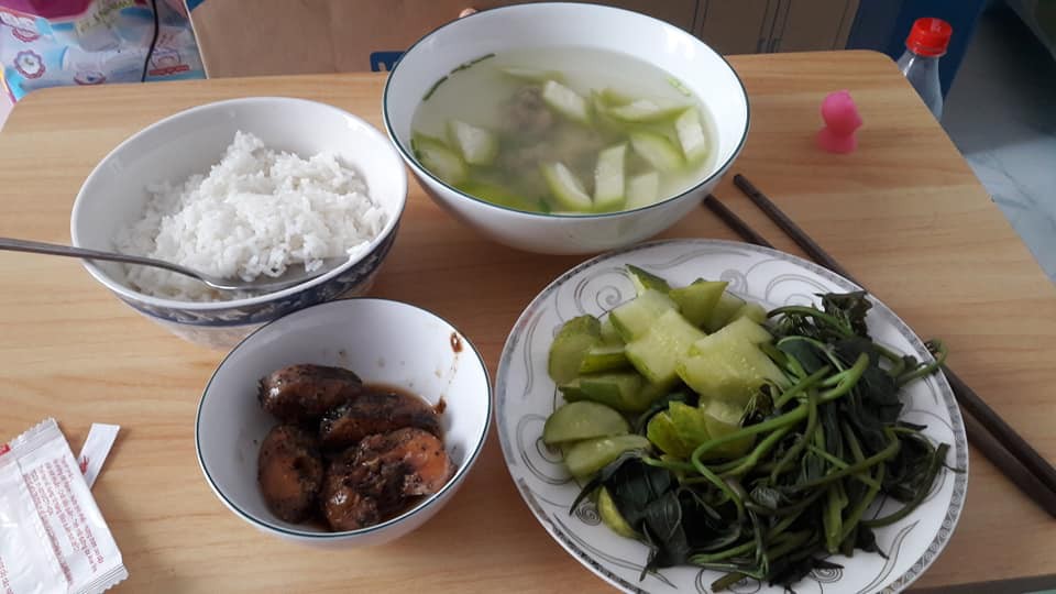 Khoe may mắn vì được mẹ chồng nấu cơm ngon trong kỳ ở cữ, nàng dâu Sài Gòn chẳng ngờ làm nổ ra tranh cãi