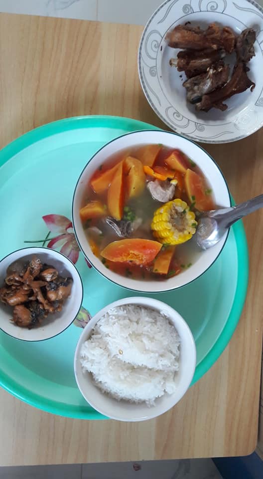 Khoe may mắn vì được mẹ chồng nấu cơm ngon trong kỳ ở cữ, nàng dâu Sài Gòn chẳng ngờ làm nổ ra tranh cãi