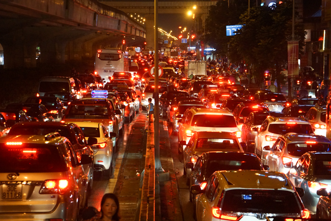 Ảnh: Dân Hà Nội lội nước, chôn chân hàng giờ dưới cơn mưa lớn